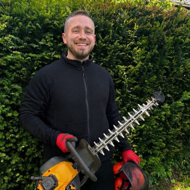 Heckenschnittarbeiten Gartenservice Heidrich aus Würzburg Inhaber Nico Heidrich von Gartenservice Würzburg bei Heckenschnittarbeiten